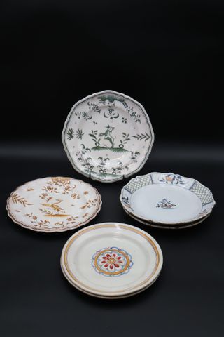 6 assiettes en faïence dont deux avec décor Moustier