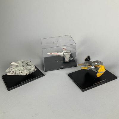 trois figurines de « Star Wars » exposées sur une table