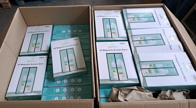 plusieurs boîtes d'appareils électroniques sont empilées les unes sur les autres