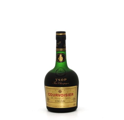 une bouteille de whisky irlandais Courvoisier sur fond blanc
