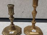 une paire de bougeoirs anciens en laiton portant des étiquettes