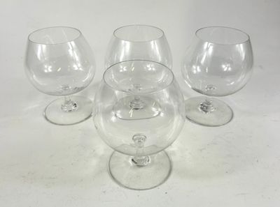 trois verres à vin vides posés sur une table blanche