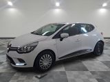 la voiture blanche est garée sur un sol en damier dans le garage