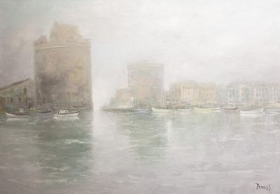 un tableau représentant des bateaux sur l'eau par temps brumeux