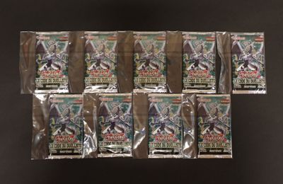 six paquets de cartes à collectionner Pokémon sur fond noir