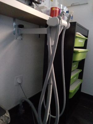 un sèche-cheveux branché sur un autre sèche-cheveux posé sur un bureau