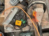 un grand nombre d'outils posés sur une table