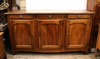 Enfilade en bois naturel mouluré ouvrant par trois vantaux e…