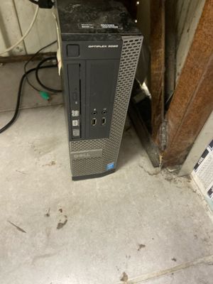 un ordinateur posé sur un bureau dans une pièce