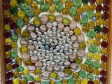 une photo d'une photo d'une boîte contenant des galets de verre