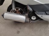 un gros plan d'une moto équipée d'un pot d'échappement