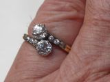 la main d'une femme tenant une bague sertie de trois pierres