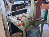 un homme qui travaille sur une machine dans un garage