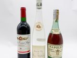 trois bouteilles de vin sont posées les unes à côté des autres sur une surface blanche