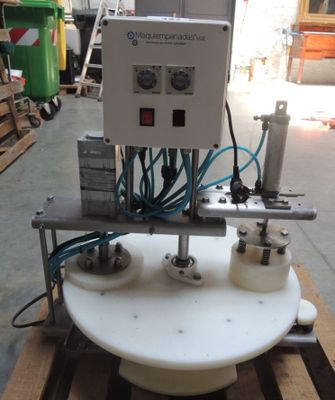 a picture of a machine that is sitting on a pallet