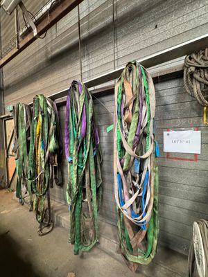 beaucoup de cordes de différentes couleurs accrochées au mur