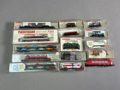 de nombreux circuits de trains miniatures différents dans la boîte