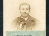 une vieille photo d'un homme en costume et nœud papillon