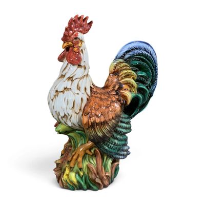 une figurine représentant un coq perché sur une souche d'arbre