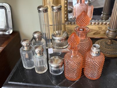 Des bouteilles et des salières sont posées sur une table devant un miroir.