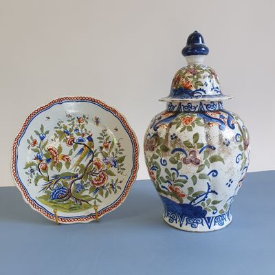 Faïence XXème siècle : - DELFT Potiche couverte en faïence de forme ba