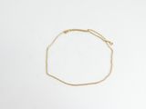 un bracelet en chaîne d'or orné d'un petit cœur