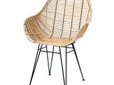 La chaise est en osier et en métal, avec une structure noire.