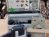 une petite boîte contenant un outil, posée sur une table