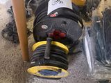 un tas d'objets divers posés par terre à côté d'une chaise