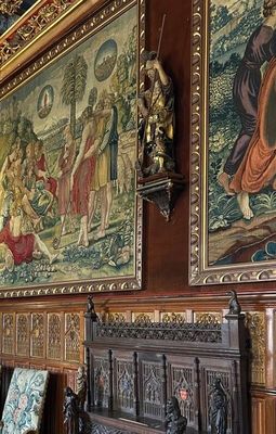 une image représentant une pièce avec une grande tapisserie accrochée au mur