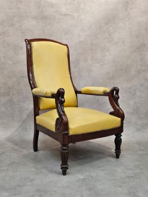 une vieille chaise recouverte de tissu jaune, recouverte, recouverte, recouverte, recouverte, recouverte