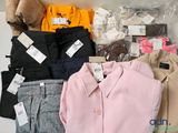 un tas de vêtements posés sur une table