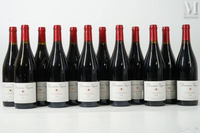 six bouteilles de vin rouge alignées sur une table