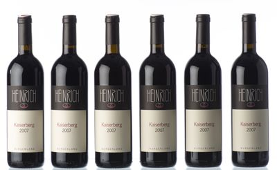 six bouteilles de vin rouge sont alignées