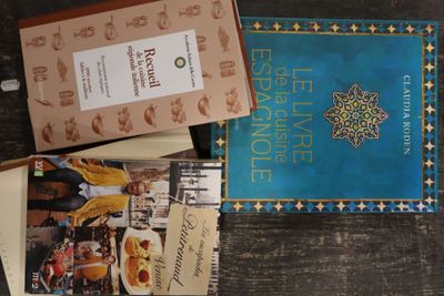 deux livres posés sur une table