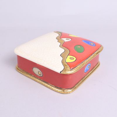 une petite boîte rouge décorée d'un motif de pizza