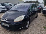 une Citroën noire garée sur un parking à côté d'autres voitures