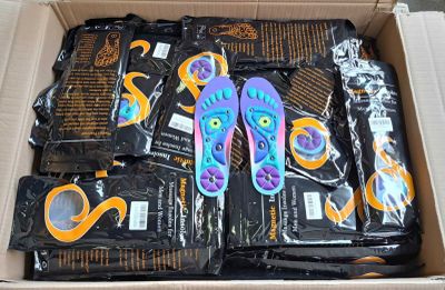 une boîte en carton remplie d'objets divers, parmi lesquels des tongs