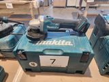 Trois outils Makita sont posés sur une table dans une pièce.