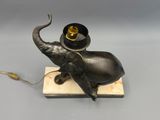 une statue d'éléphant avec un chapeau sur la tête