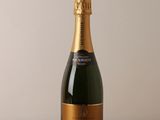 la bouteille de champagne est posée sur une table en bois