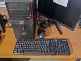 un ordinateur de bureau posé sur une table avec un clavier et une souris