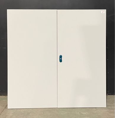 deux portes blanches avec une poignée bleue devant un mur noir