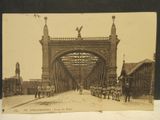 une vieille photo d'un pont sur lequel on voit des chevaux et des calèches