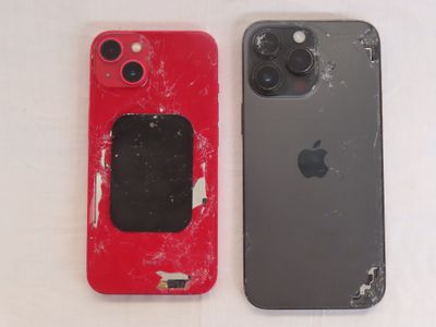 une photo montrant deux iPhones qui ont été laissés au même endroit