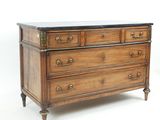 une commode en bois avec un plateau en marbre