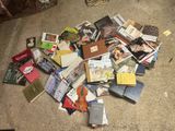 une pile de livres posée par terre à côté d'une chaise
