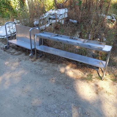 un banc en métal posé au milieu d'un chemin de terre