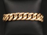 un gros plan sur un bracelet en or porté par un mannequin, un mannequin, un mannequin, un mannequin, un mannequin, un mannequin, un mannequin, un mannequin, un mannequin, un mannequin, un mannequin, un mannequin, un mannequin, un mannequin, un mannequin, un mannequin, un mannequin, un mannequin, un mannequin, un mannequin, un mannequin, un mannequin, un mannequin, un mannequin, un mannequin, un mannequin, un mannequin, un mannequin, un mannequin, un mannequin, un mannequin, un mannequin, un manne