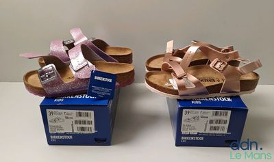 deux paires de sandales sont posées sur une boîte